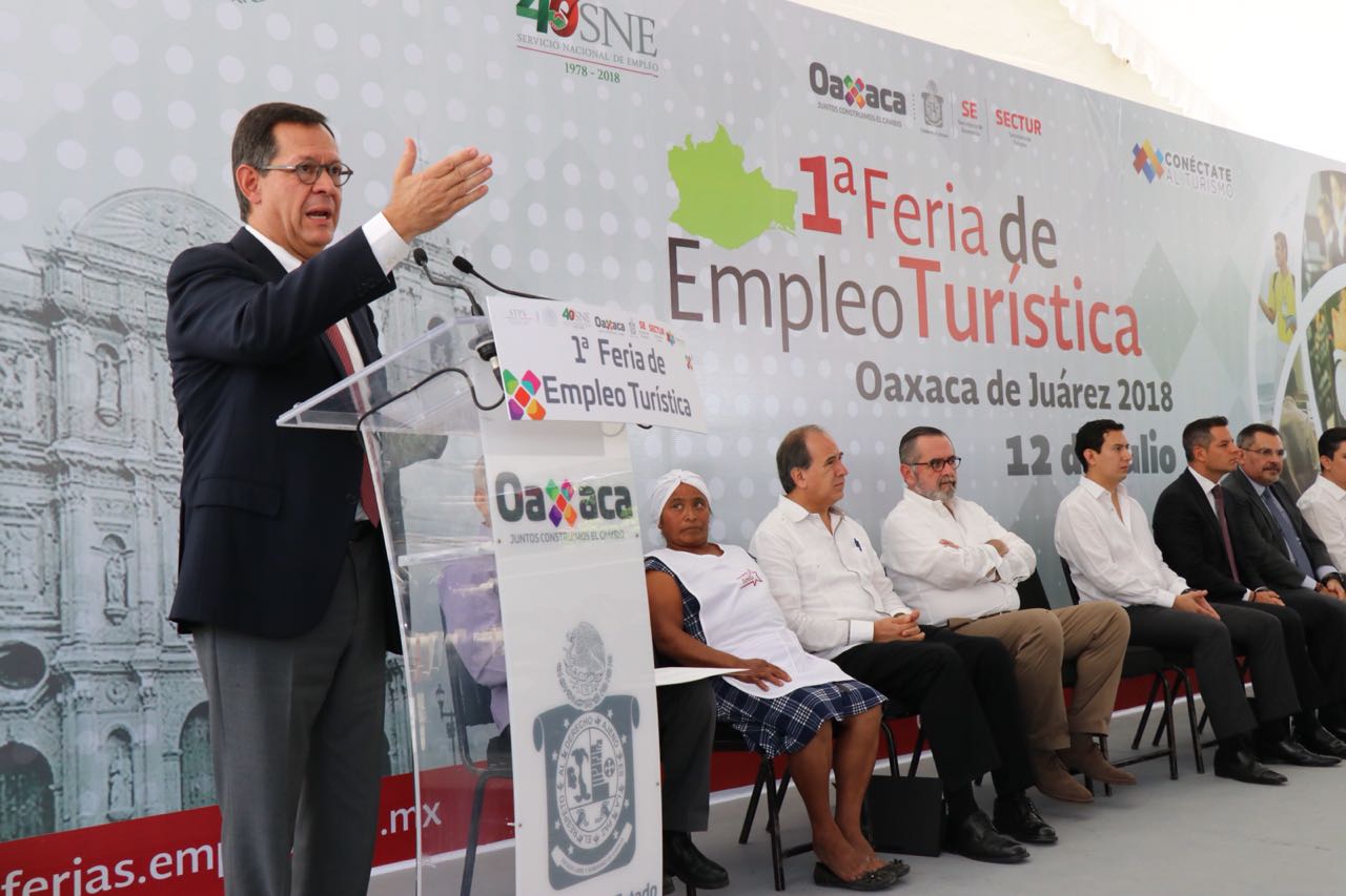 El Titular de la STPS dando su discurso en la 1a Feria de Empleo Turística en Oaxaca 