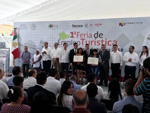 Foto panorámica del podium de la 1a Feria de Empleo Turística en Oaxaca 