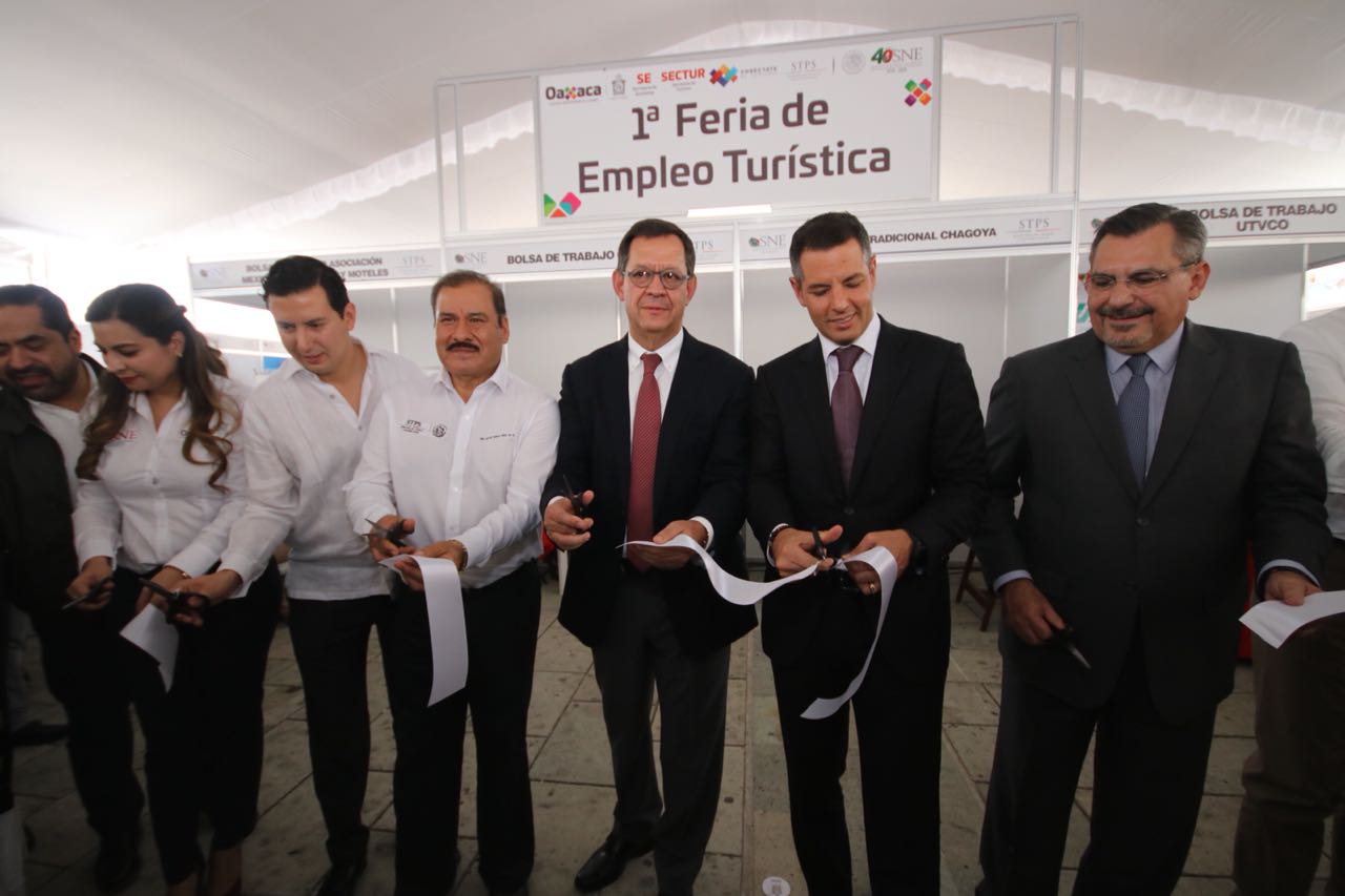 El Secretario Roberto Campa junto el Gobernador del Estado de Oaxaca cortando el listón de la 1a Feria de Empleo Turística en Oaxaca 