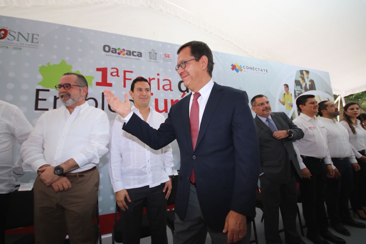 El Secretario Roberto Campa saludando a los asistentes de la 1a Feria de Empleo Turística en Oaxaca