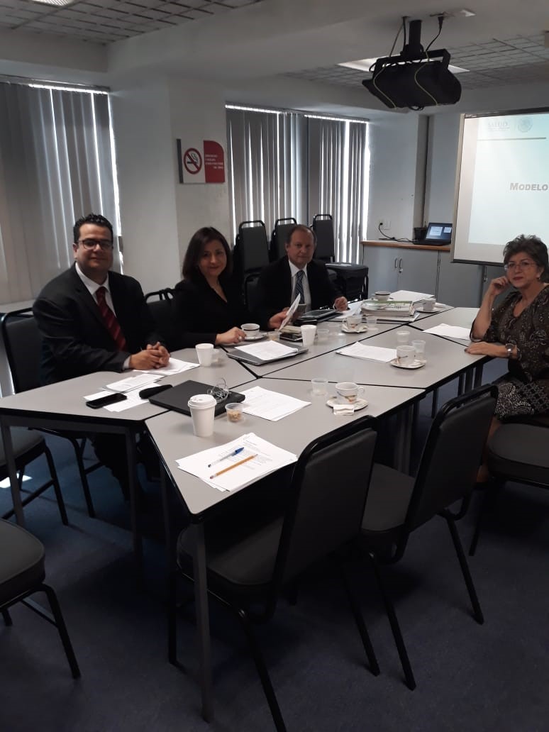 En sesión de trabajo, el equipo de análisis de información estadística de la CONAMED y los integrantes de la delegación chilena provenientes de la Superintendencia de Salud de Chile
