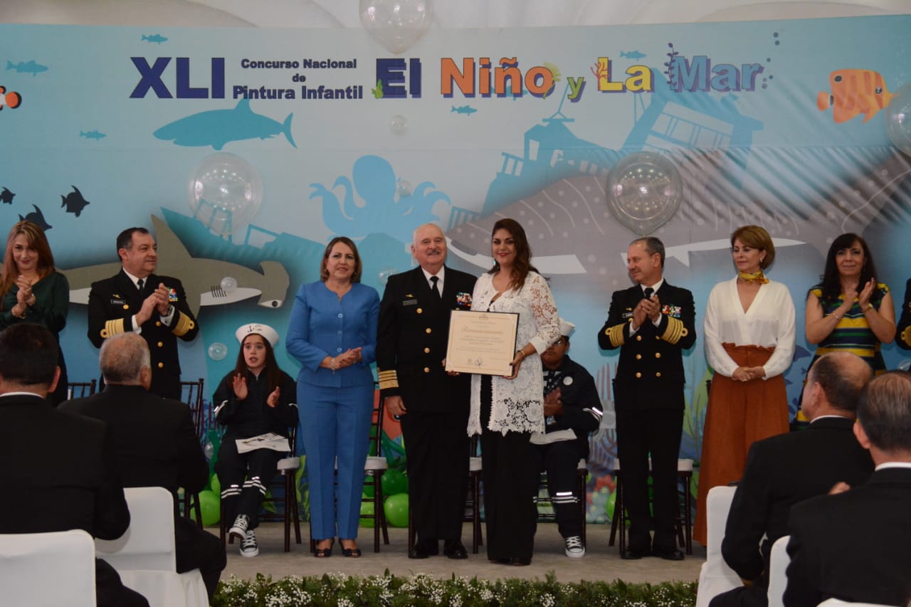 Se otorgaron diplomas en reconocimiento a su notable labor de las y los niños ganadores del Concurso de Pintura Infantil “El Niño y la Mar”.