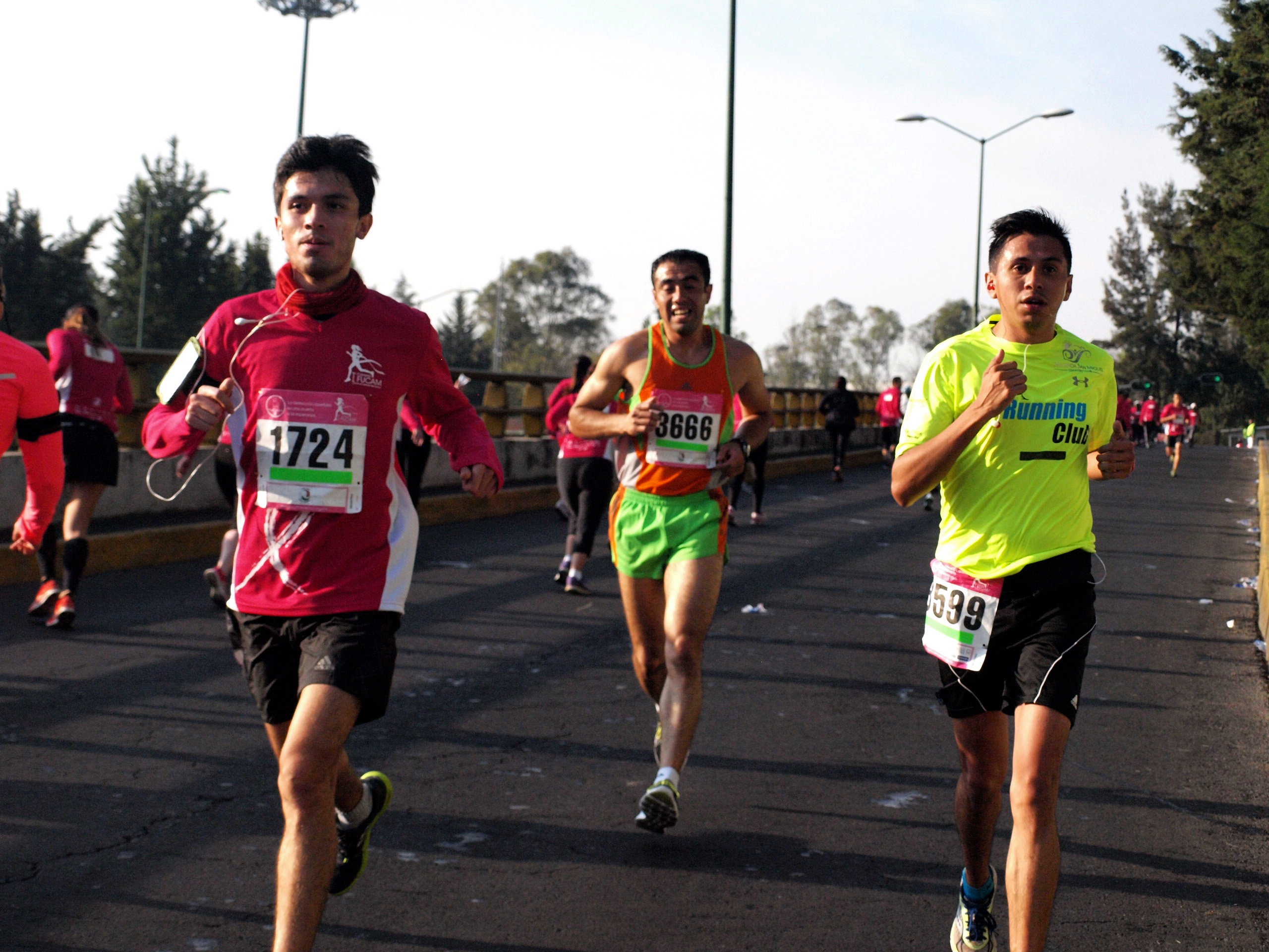 Jóvenes corredores compitiendo en una carrera
