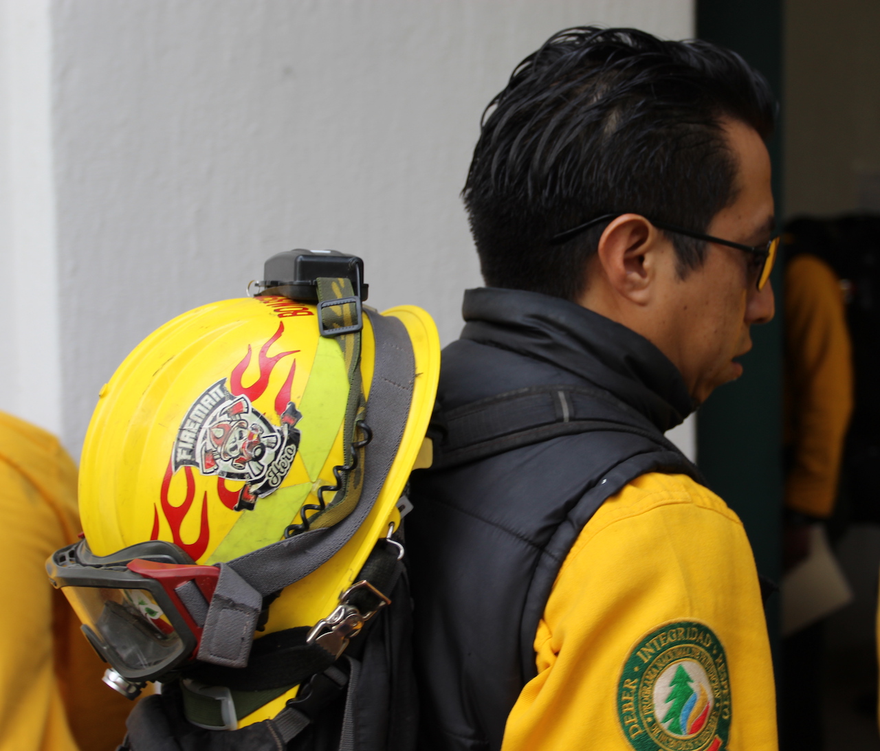 Combatiente de incendios forestales con su equipo de protección y seguridad