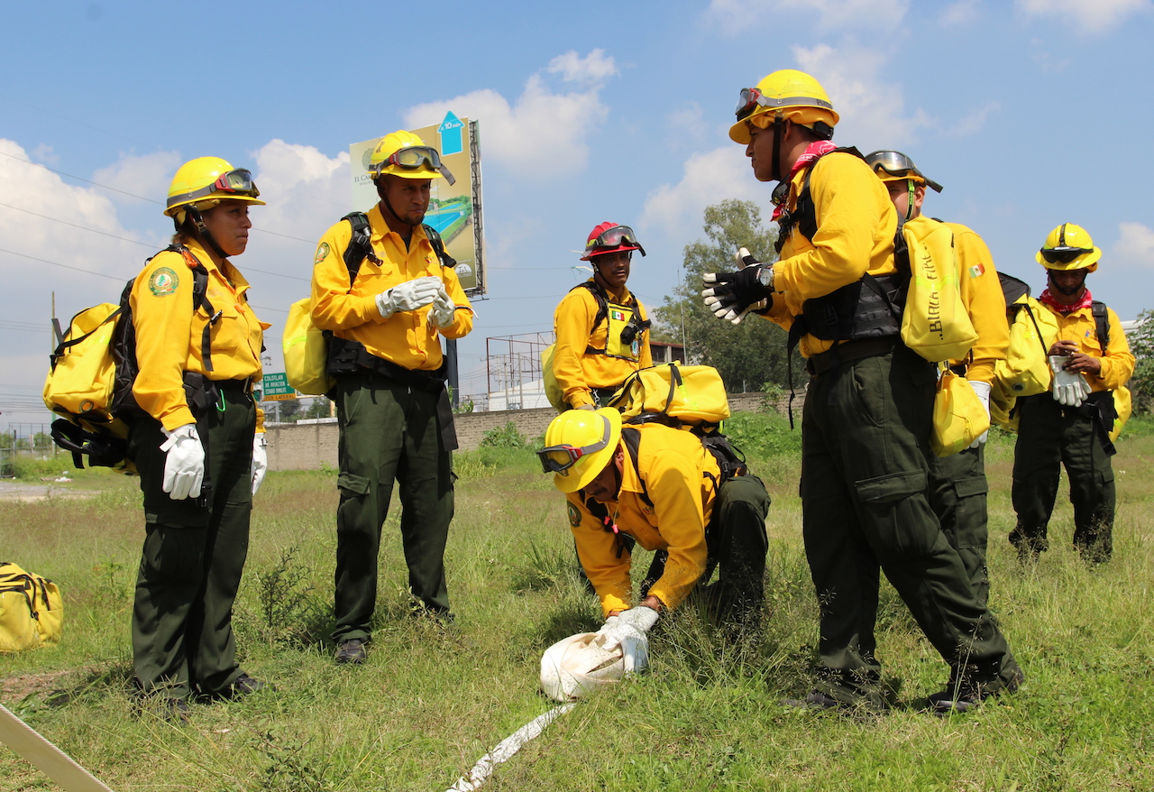 Práctica de uso de equipo de agua para el combate a incendios forestales previo a movilización a Canadá 
