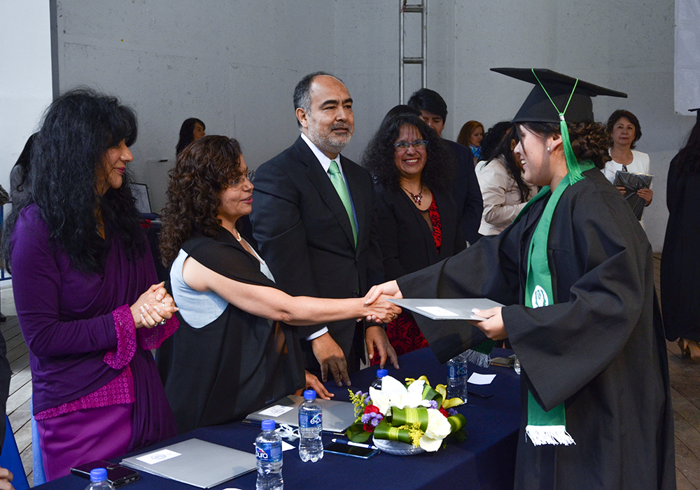 Entregando diplomas y reconocimientos