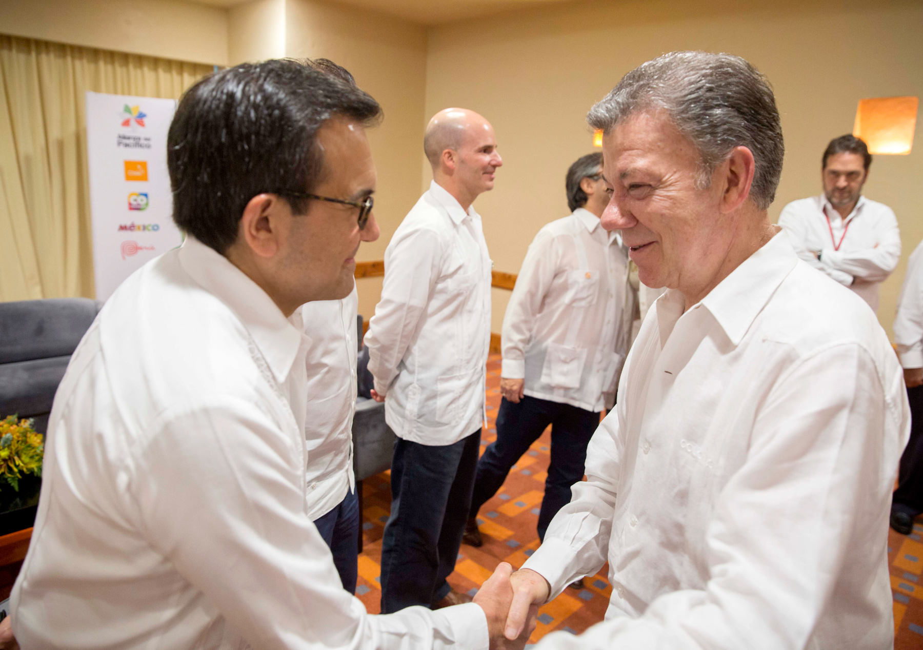 Secretario de economía saludando al presidente Juan Manuel Santos