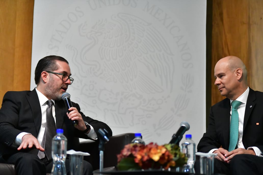 Luis García López Guerrero presenta al ponente Sergio Huacuja Betancourt