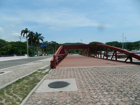 Puente metálico en Marina Chahue ubicado en Blvd. Benito Juarez.
