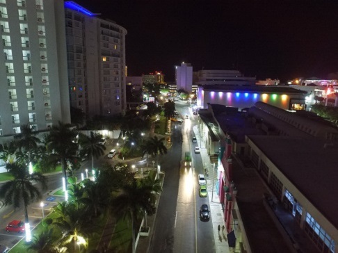 Vista nocturna del boulevard Kukulcán en tramo Punta Cancún  Km 9+000
