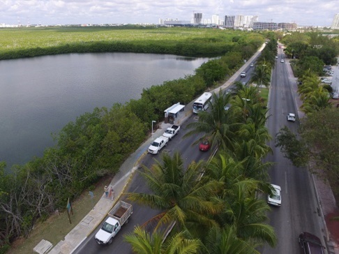 Imagen de la laguna Nichupté, vialidades, paradero y camellón del boulevard Kukulcán km 2+460
