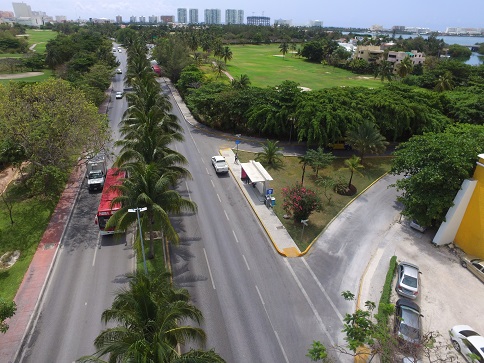 Vista aérea de vialidades del boulevard Kukulcán, Camellón, acceso a calle colibrí, al fondo el Campo de Golf Pok Ta Pok.
