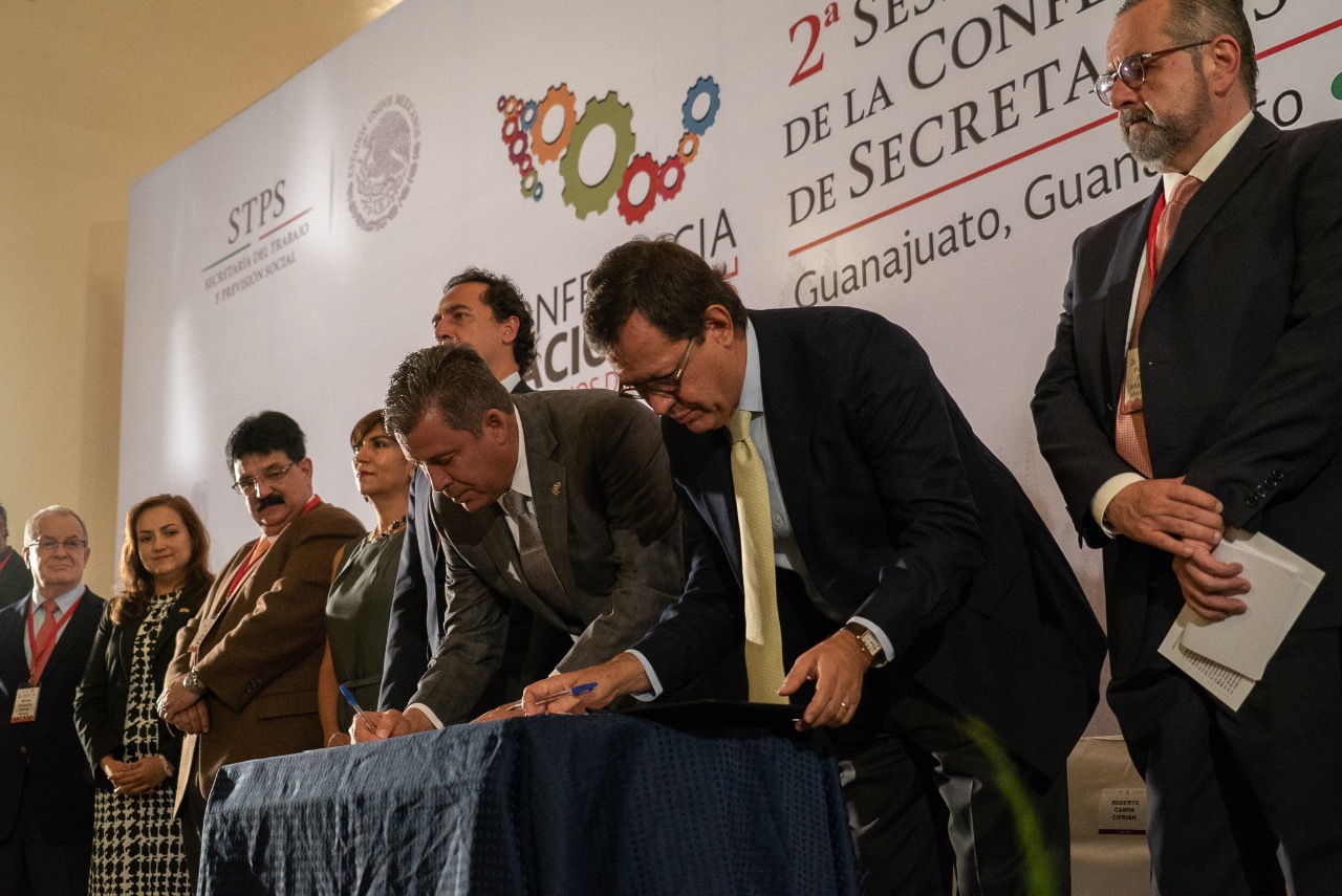 El Secretario del Trabajo, Roberto Campa y otros funcionarios firman el Acuerdo de Ejecución para la Difusión de las Políticas Laborales Incluyentes