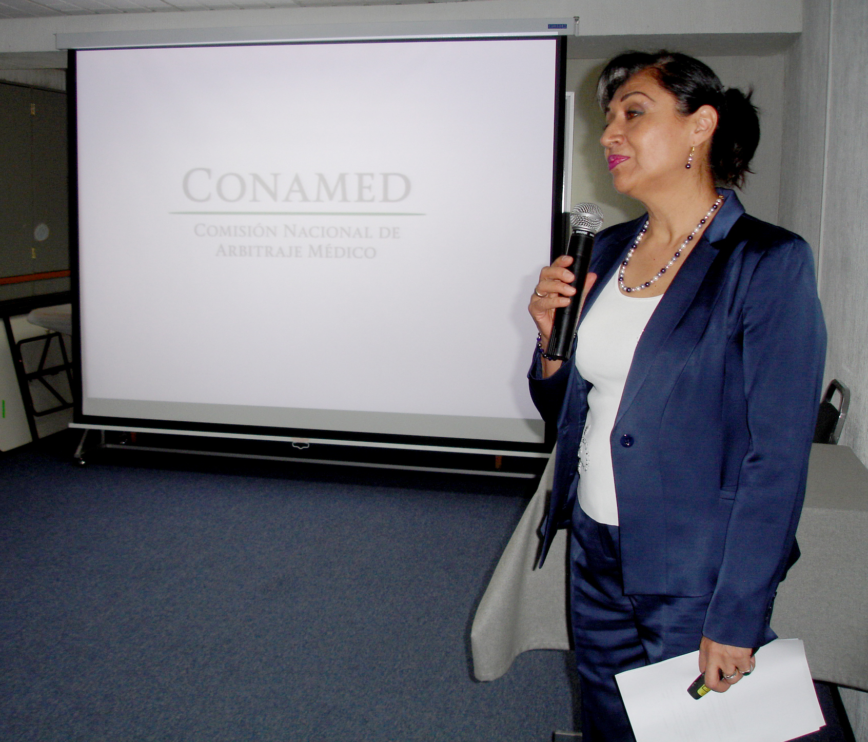 La maestra Sandra Martínez presentando a los pasantes de servicio social de enfermería 