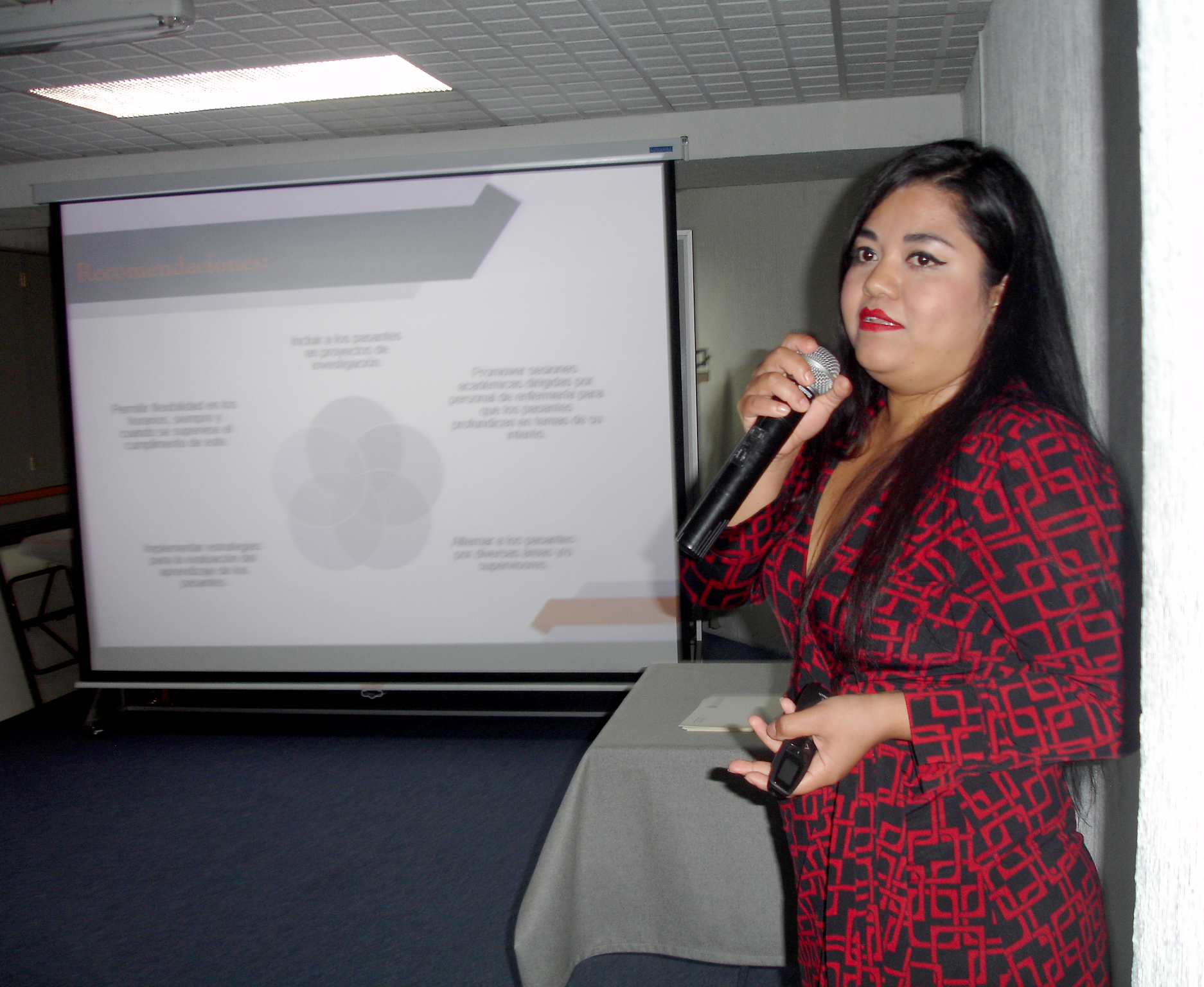 Jacqueline Ventura González, pasante de servicio social de enfermería en su presentación