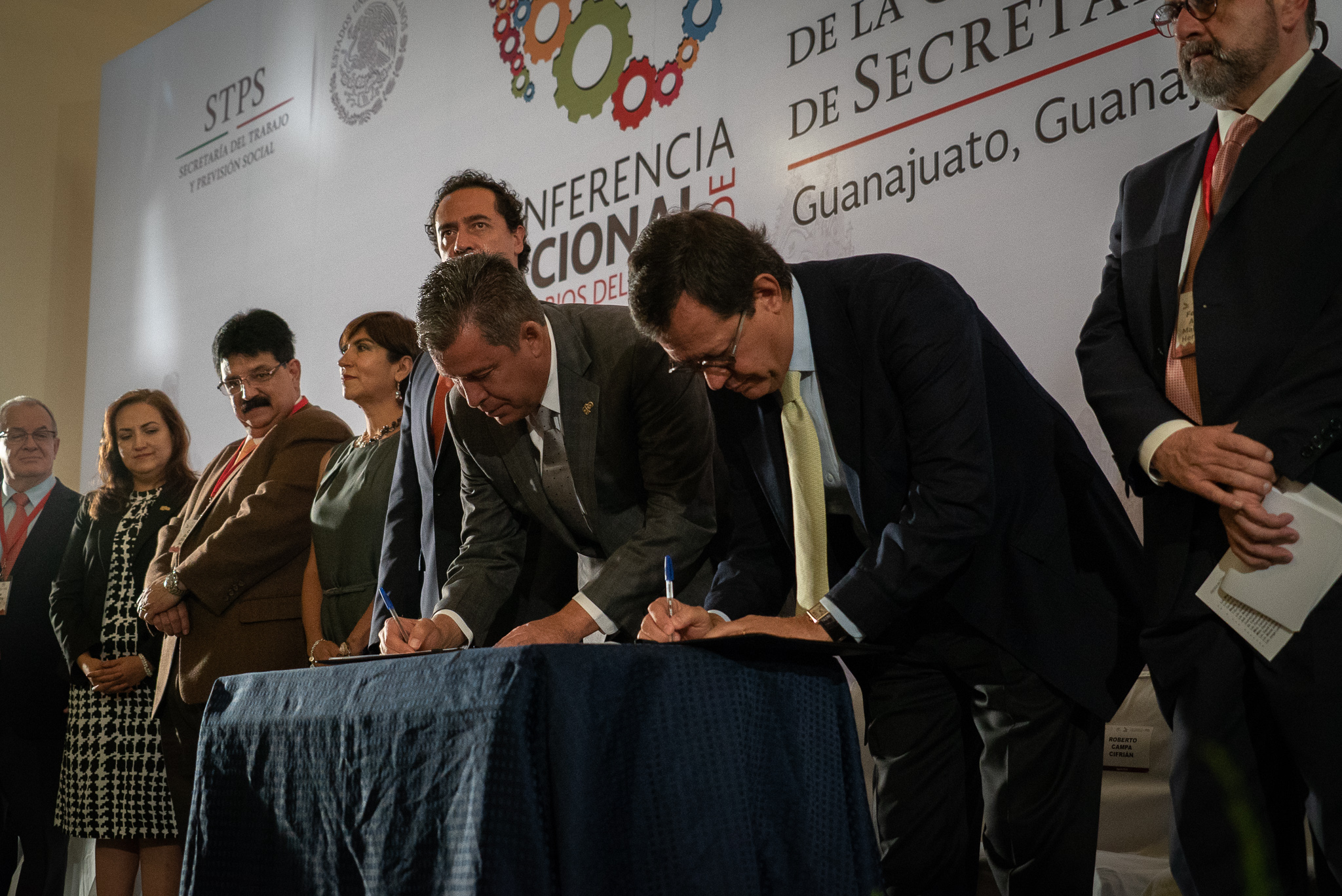 El Titular de la STPS Roberto Campa firmando un documento durante el Día 2 de la Segunda Sesión Ordinaria 2018 de la Conferencia Nacional de Secretarios de Trabajo