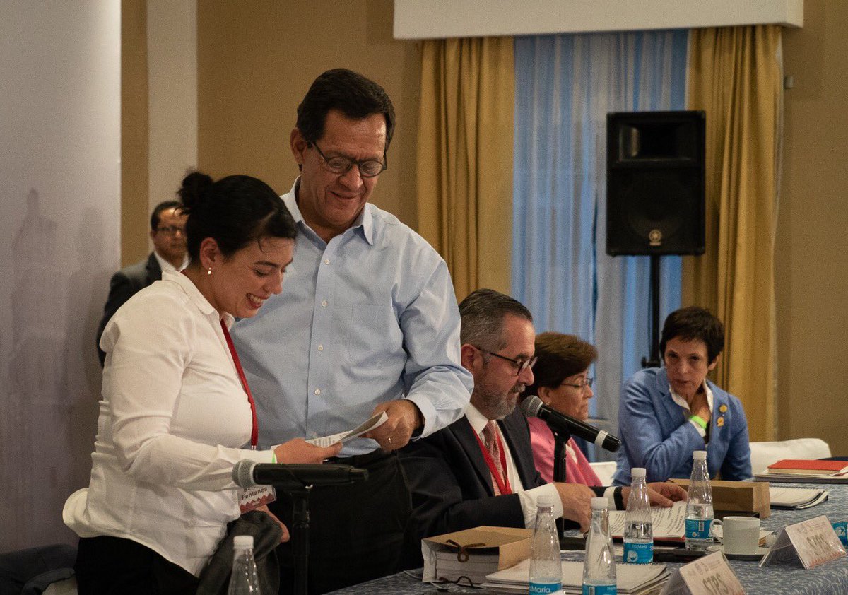 El Titular de la STPS Roberto Campa abrazando a una de las asistentes del Día 2-Segunda Sesión Ordinaria 2018 de la Conferencia Nacional de Secretarios de Trabajo
