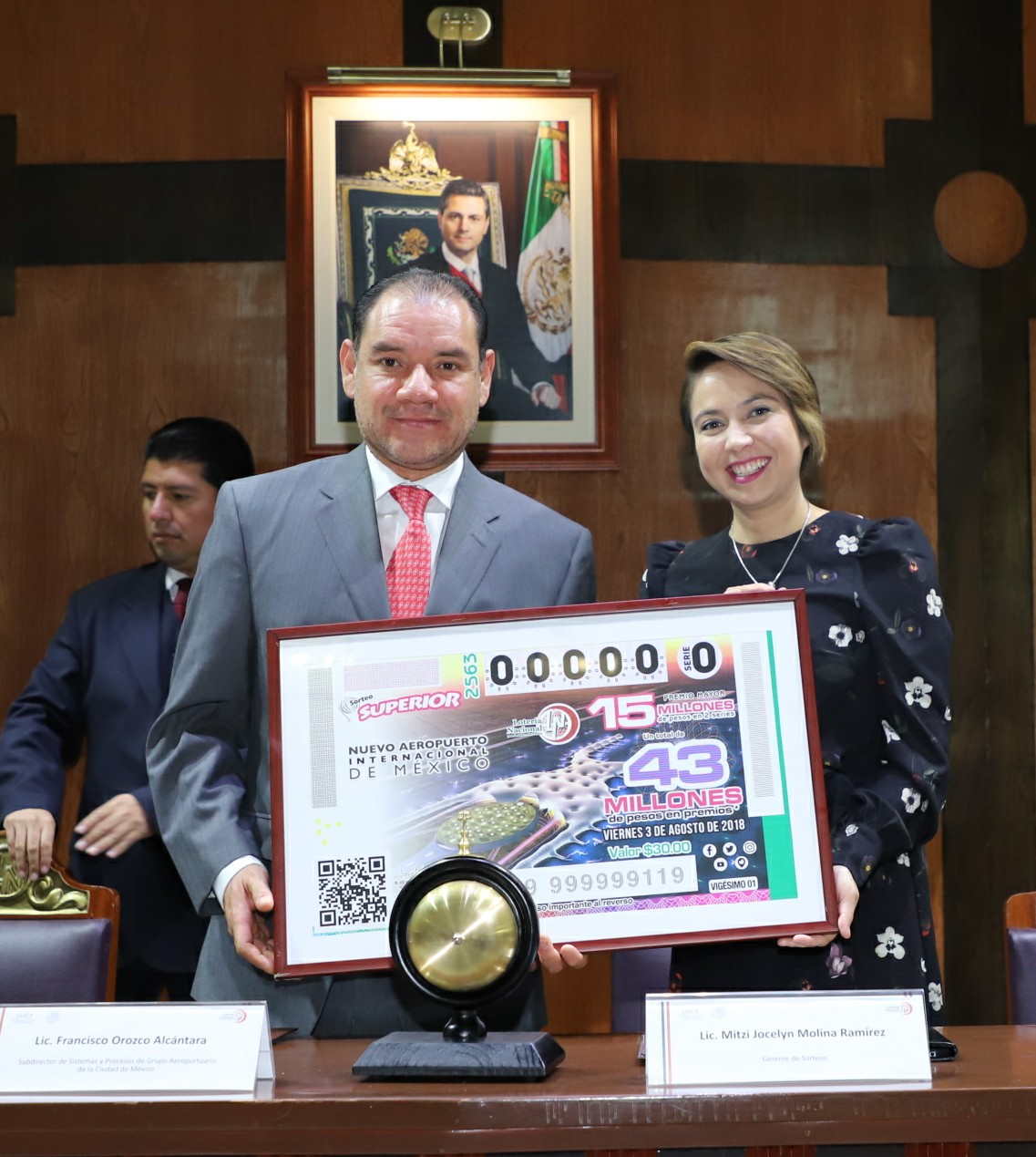 Fotografía donde posan con el billete del Sorteo Superior, de izquierda a derecha: Mitzi Jocelyn Molina Ramírez y Francisco Orozco Alcántara.