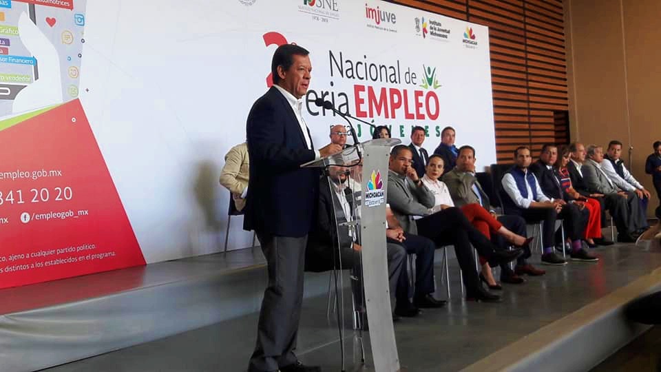 Roberto Campa Cifrián, Titular de la STPS dando su discurso durante la 2a Feria Nacional de Empleo para Jovenes en Morelia, Michoacán 