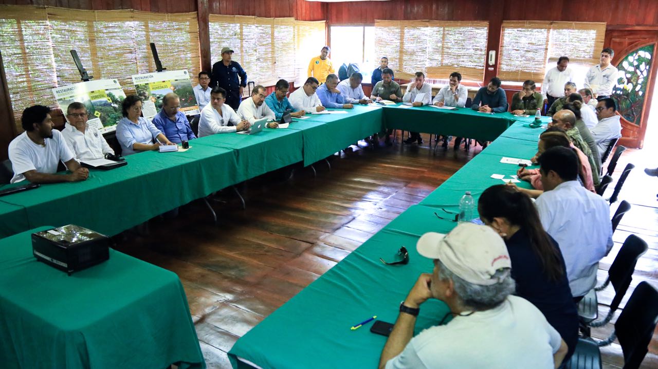 Vista general de reunión para atender muerte de manatíes en Tabasco.