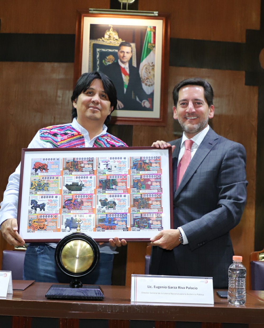 Fotografía donde posan con el billete del Sorteo Mayor, de izquierda a derecha: Fernando Andriacci y Eugenio Garza Riva Palacio.