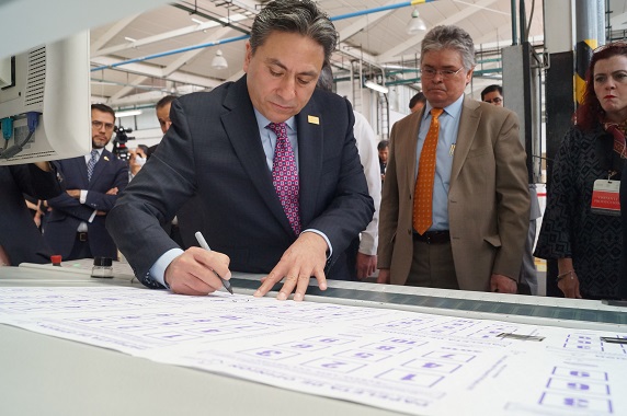El Consejero Presidente del IECM, Mario Velázquez Miranda, con su firma, autoriza la impresión de las papeletas.