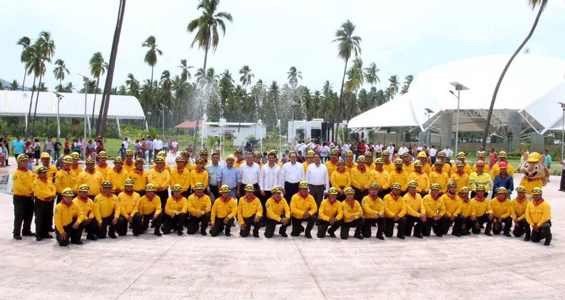 Retrato grupal de combatientes de incendios forestales con autoridades estatales y federales durante la entrega el Parque Metropolitano de Tecomán en Colima.