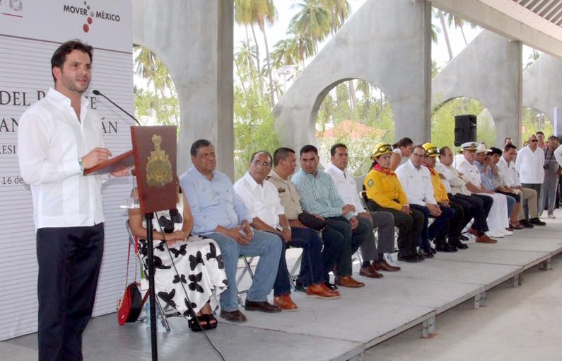 Vista general del presídium en la entrega del Parque Metropolitano de Tecomán, Colima, mientras el Secretario de Medio Ambiente y Recursos Naturales, Rafael Pacchiano Alamán, da discurso a asistentes.