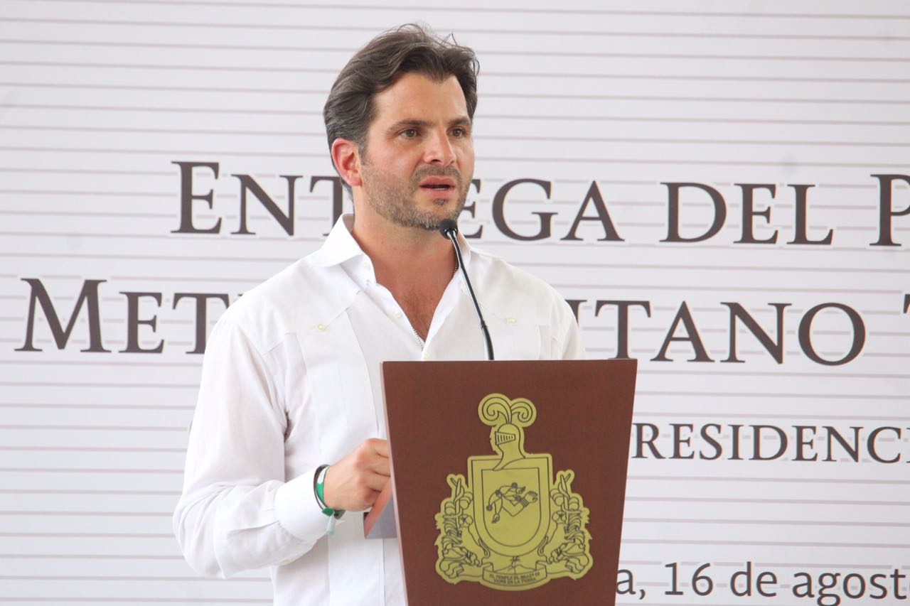 Retrato de medio cuerpo del Secretario de Medio Ambiente y Recursos Naturales, Rafael Pacchiano Alamán, dando discurso durante la entrega del Parque Metropolitano de Tecomán, Colima.