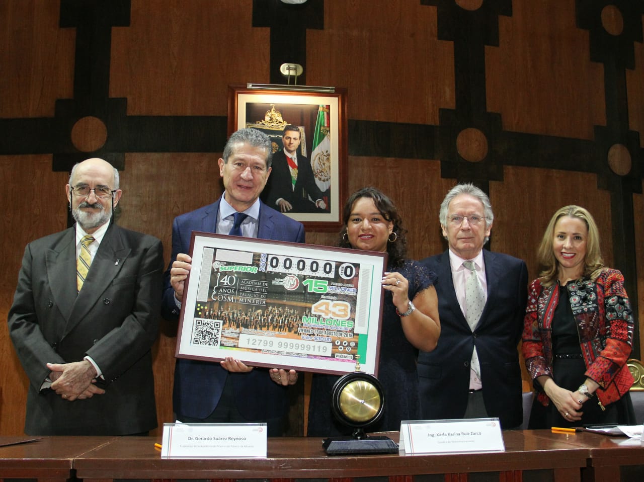 Fotografía donde posan con el billete del Sorteo Superior, de izquierda a derecha: Juan Ursul Solanes, Gerardo Suárez Reynoso, Karla Karina Ruíz Zarco, Rolando Zárate Rocha y Alejandra Barreto Sosa.