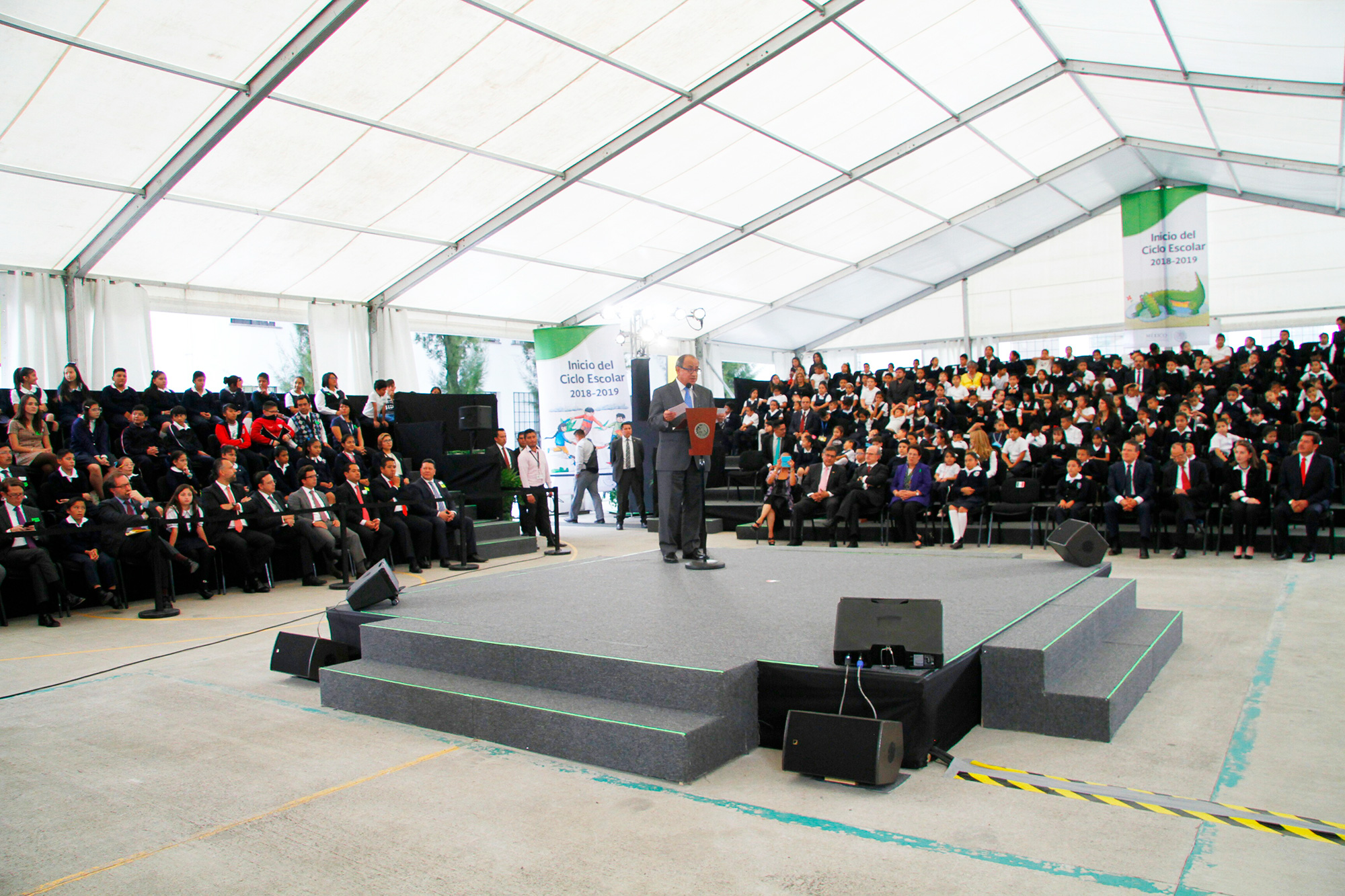 Participa en representación del presidente de la República, en la ceremonia de inicio del ciclo escolar