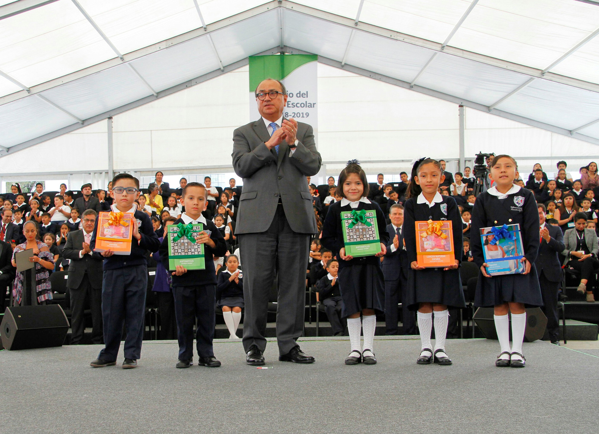 Participa en representación del presidente de la República, en la ceremonia de inicio del ciclo escolar