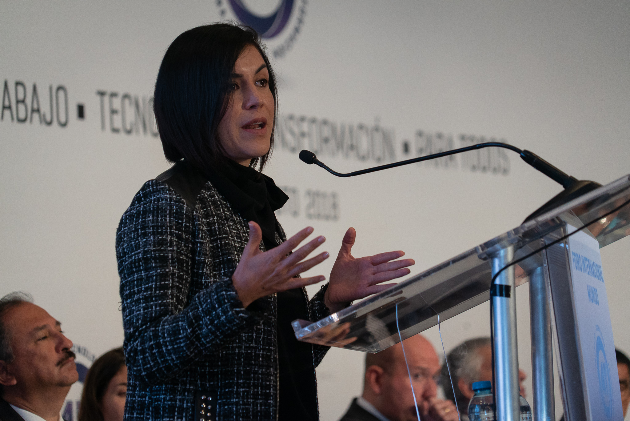 Yolanda Martinez dando su discurso durante la inauguracion del foro internacional de tecnología mundo 4T