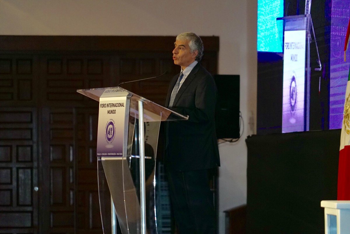 Sergio López Ayllon Director General del CIDE dando su ponencia.