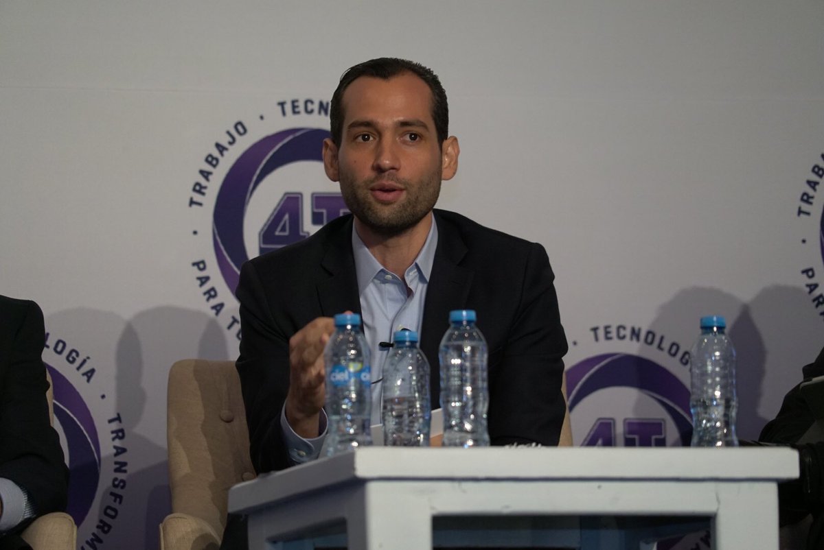 Max Quintana Director General del IMJUVE dando su ponencia en el Foro de tecnología Mundo4T