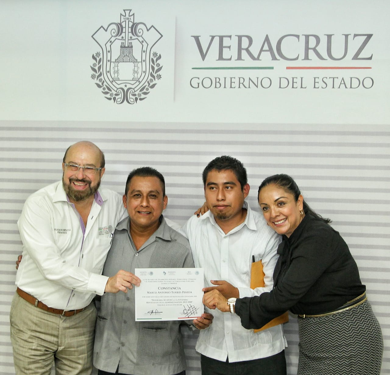 Entrega de reconocimientos a participantes en Veracruz.
