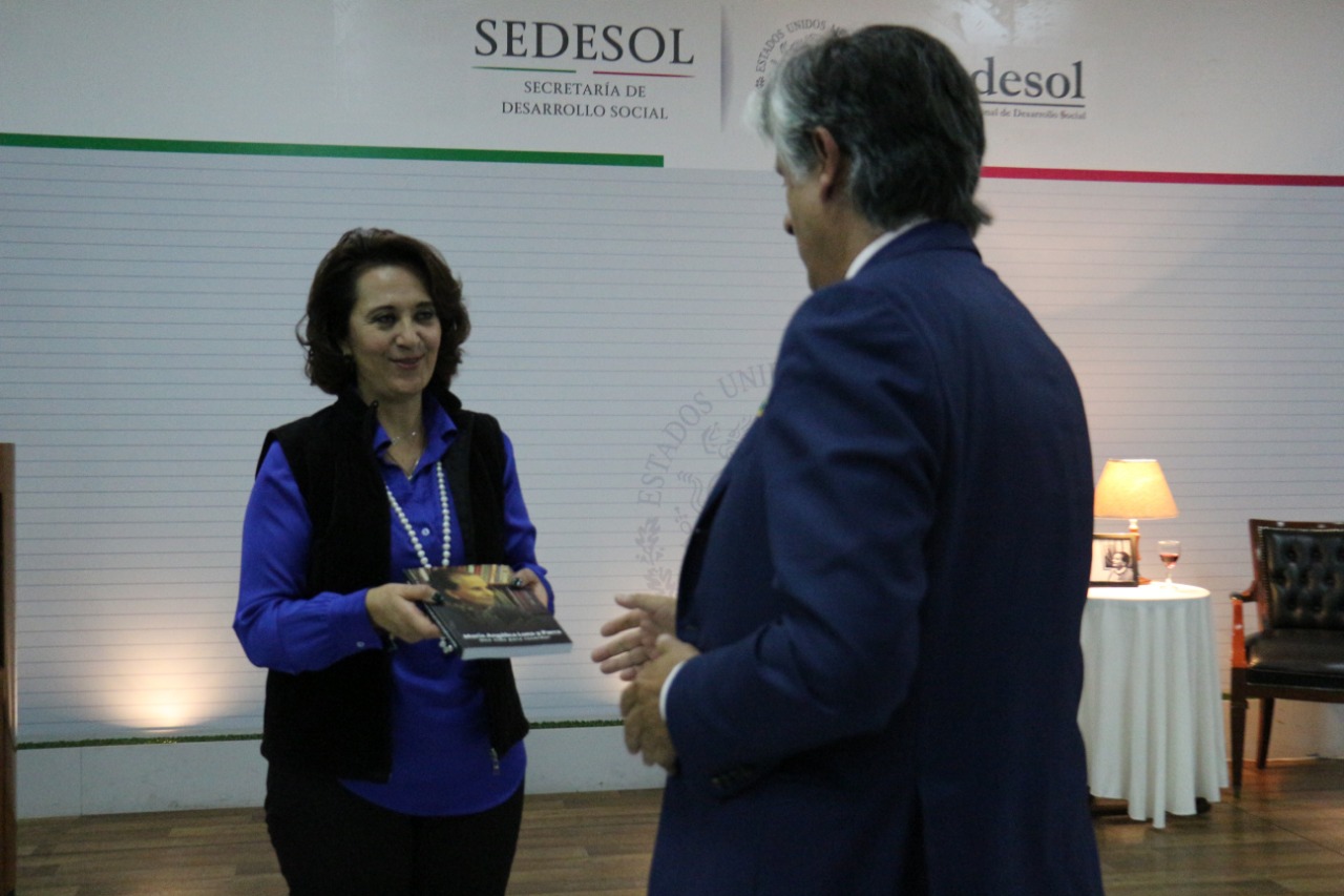 Antonio Molpeceres, Coordinador Residente del Sistema de la ONU en México, recibió su ejemplar del libro otorgado por Leticia Montemayor Medina, titular del Indesol