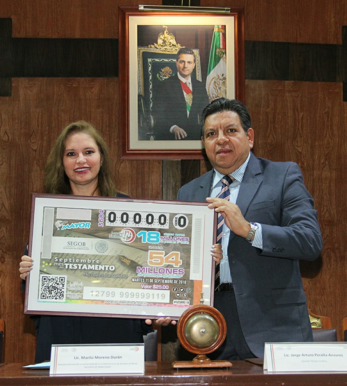 Fotografía donde posan con el billete del Sorteo Mayor, de izquierda a derecha: Jorge Arturo Peralta Anzurez y Marilú Moreno Durán.