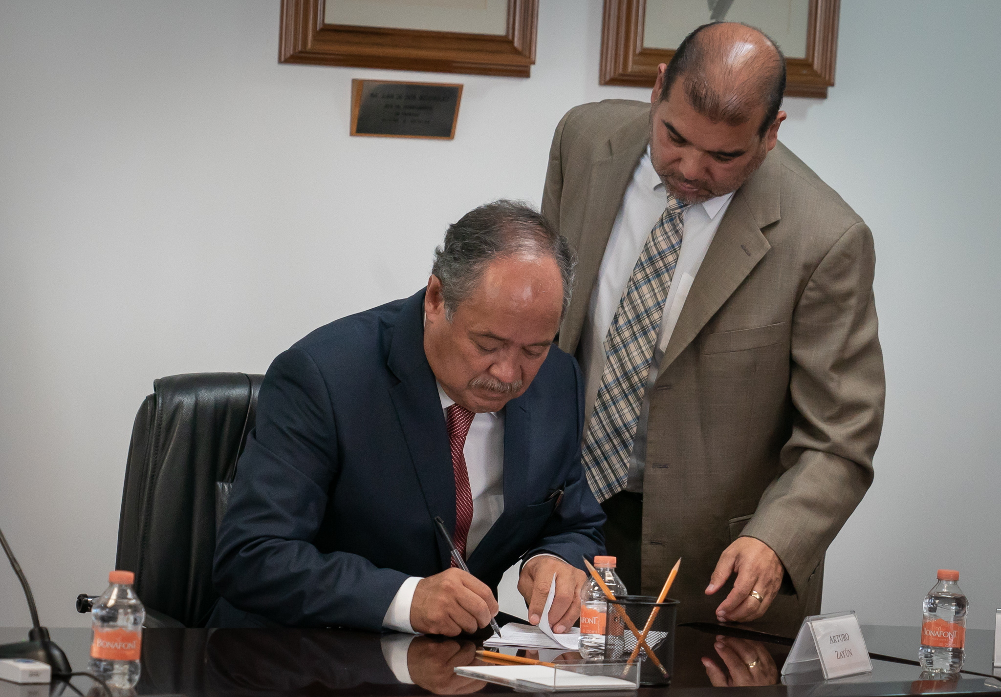 Mauro Arturo Zayún González, líder de los trabajadores del Monte de Piedad firmando el acuerdo