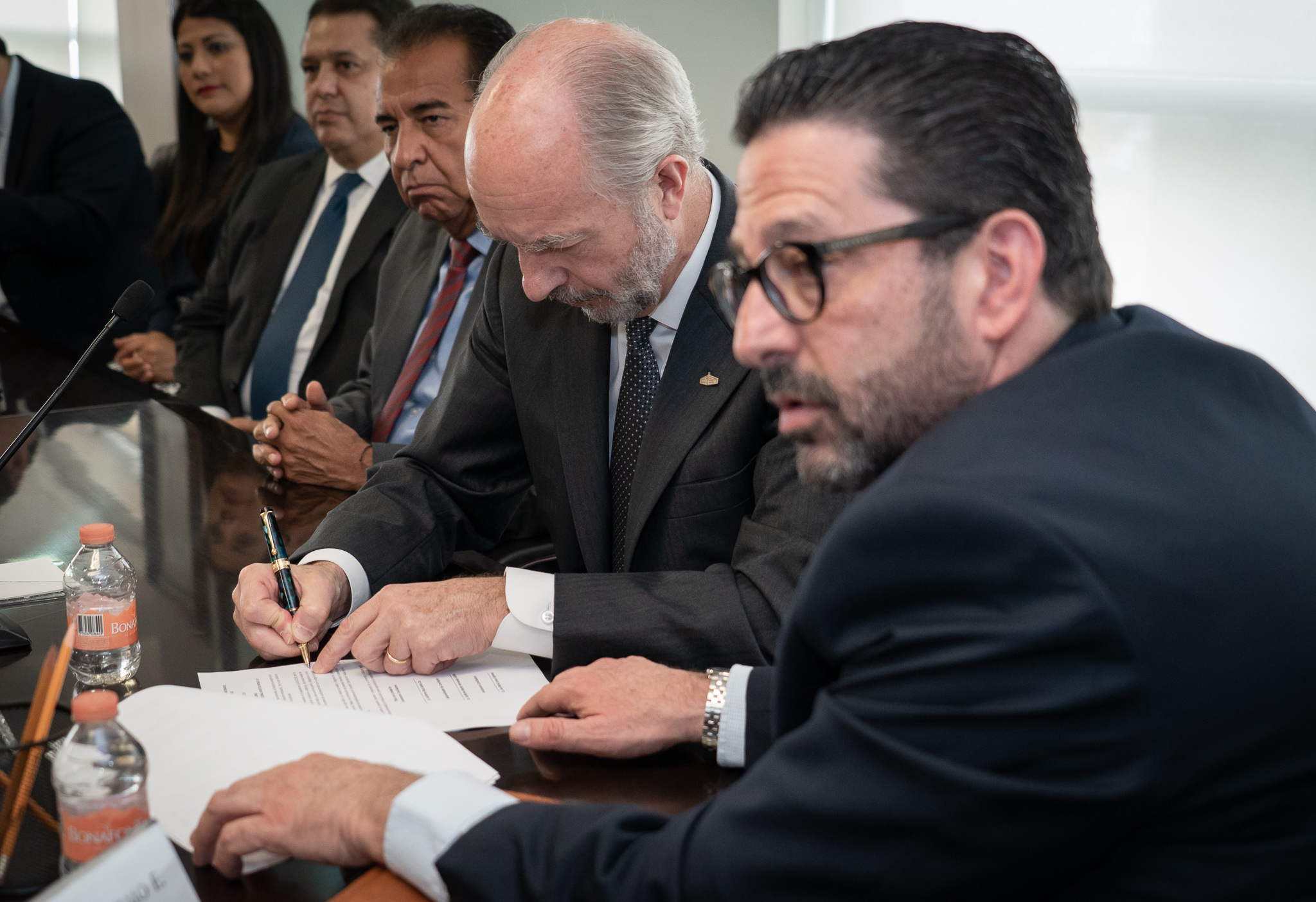  Javier de la Calle, Director General del Nacional Monte de Piedad firmando el acuerdo