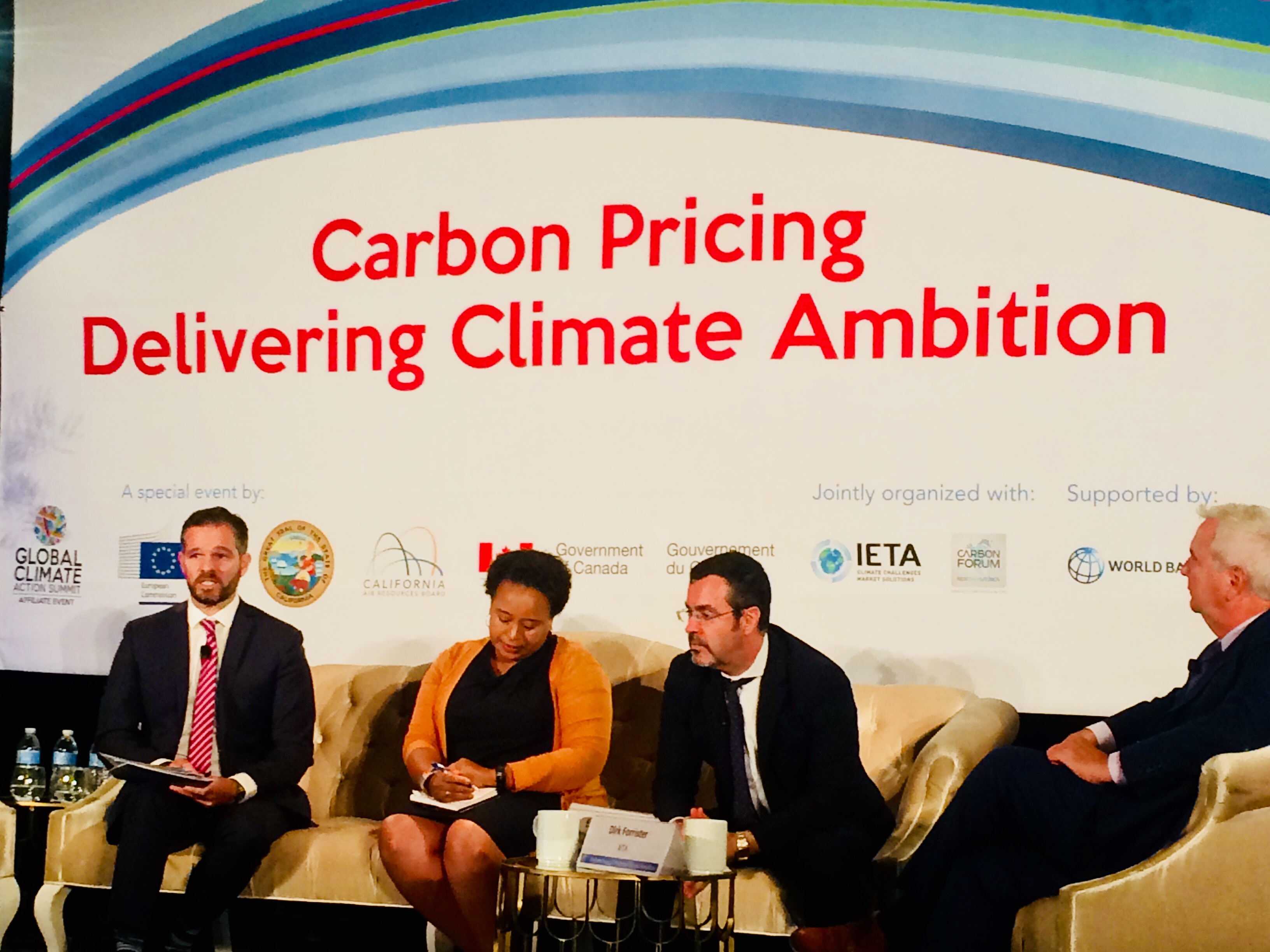 Vista general del presidium de la Declaración sobre Precio al Carbono en las Américas, durante Cumbre Global de Acción Climática (GCAS por sus siglas en inglés).