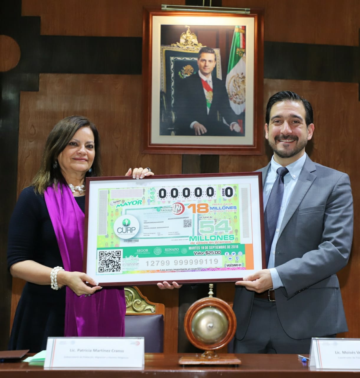 Fotografía donde posan con el billete del Sorteo Mayor, de izquierda a derecha: Patricia Martínez Cranss y Moisés Velasco Navarro.