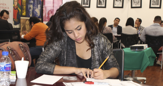 Mujer joven estudiando