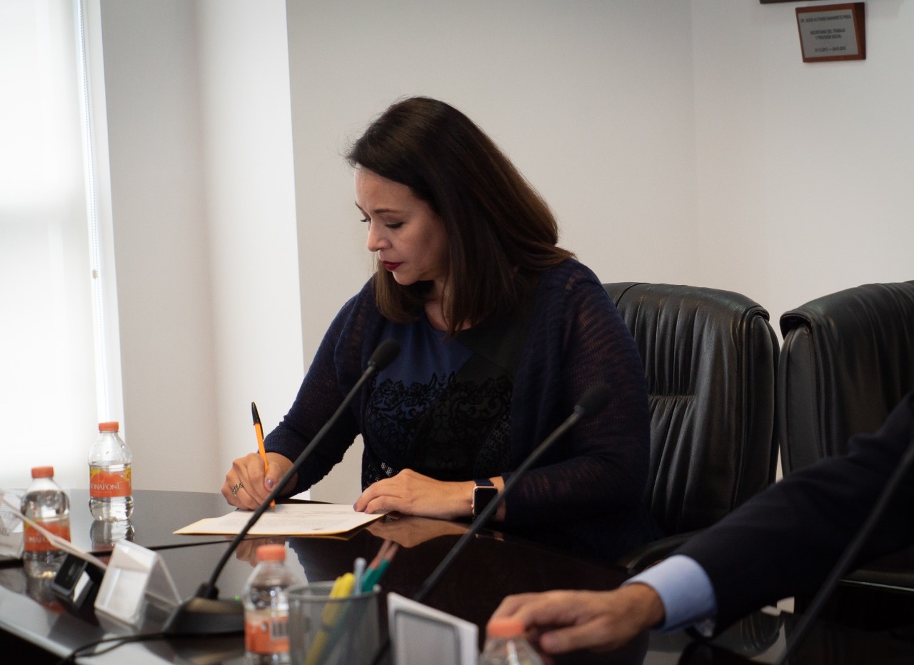 Patricia Suárez, Directora de Capital Humano de AEROMAR firmando convenio