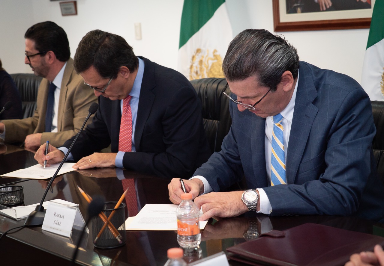 Roberto Campa Cifrián, Secretario del Trabajo y Previsión Social  y Rafael Díaz, Secretario General  de la Asociación Sindical de Pilotos Aviadores de México firmando convenio