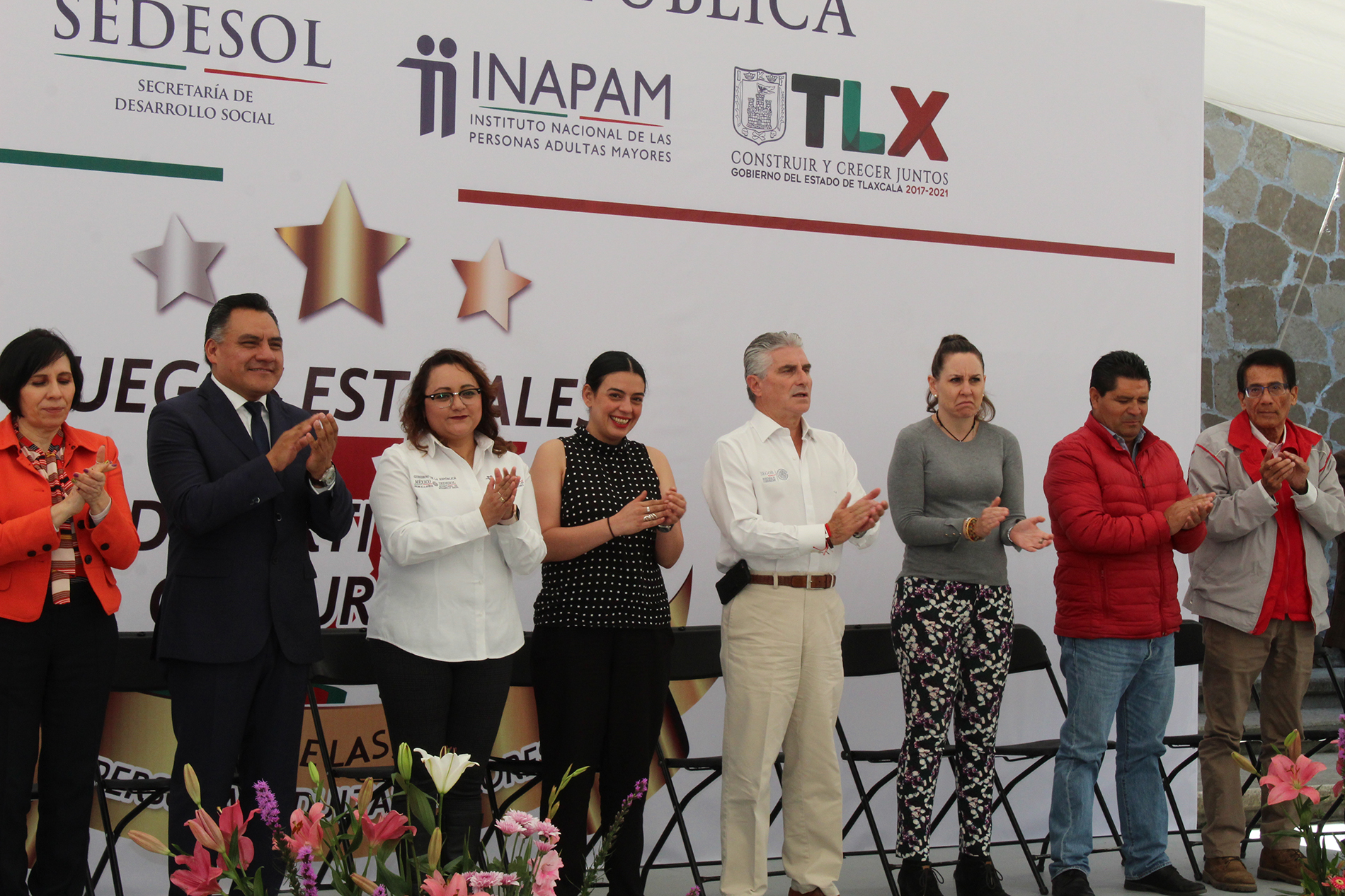 Autoridades de Tlaxca e Inapam (hombres y mujeres) en la inauguración de los Juegos de los Adultos mayores en Tlaxcala. 