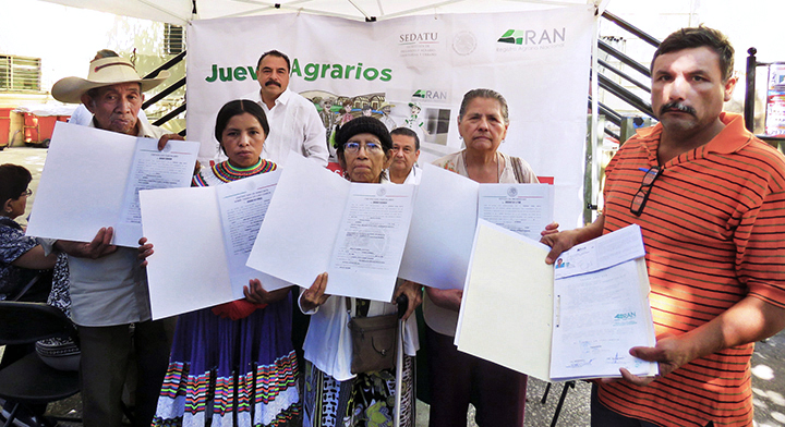 3 Entrega de documentos agrarios a ejidatarias y ejidatarios durante #JuevesAgrario.