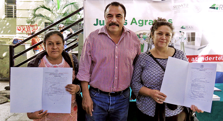4 Ejidatarias con documento en mano durante el #JuevesAgrario.