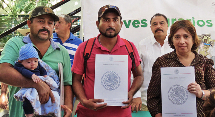 6 Ejidatarios con documentos agrarios y Delegado del RAN en el estado de Guerrero durante #JuevesAgrario.