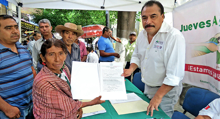 8 Ejidataria recibiendo documento agrario por parte del Delegado del RAN en el estado de Guerrero.